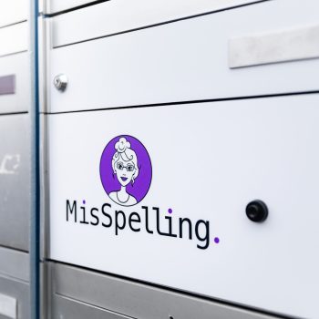 Briefkasten-mit-dem Misspelling-Logo-drauf